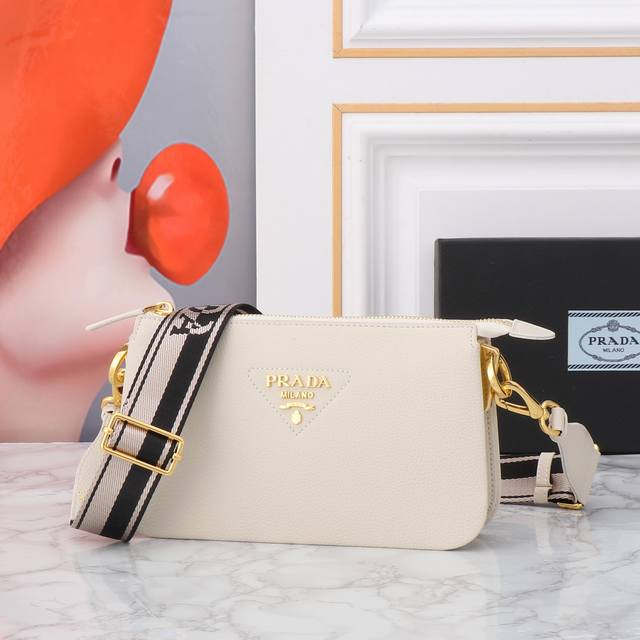 340。回货1Bh194三层包 这款单肩带采用进口鹿皮纹牛皮，配有织物长肩带可调节设计。由3个小包组合成的形状 ，太完美，格层多多，什么衣着全能搭配，容量空间大