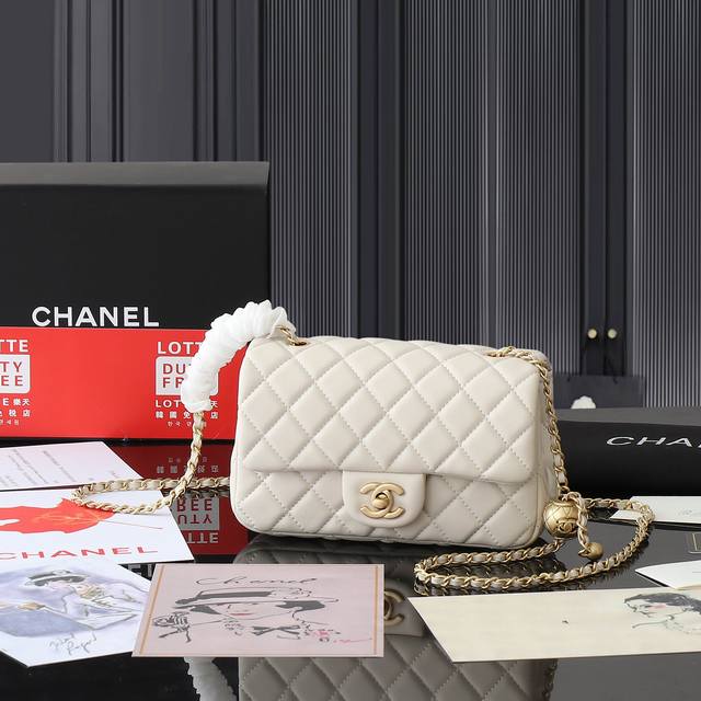 290。新款配全套礼盒 Chane口盖包 这款上身背了之后真的怎么看怎么喜欢 Size是方胖子的感觉 小小方方的 配上可调节链条长度的金属球 感觉更精致了 可以