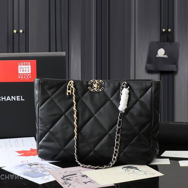 330。 19 黑金 意大利一级【Gr】小羊皮、手感细腻软乎，经典菱格纹设计与皮穿金属的链条搭配，金色附带的高级感，本季最经典黑金设计，集齐了19的全部元素素，