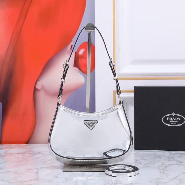 300 回货新款腋下包1Bc269 这款Cheo单肩包采用进口亮面牛皮，配有2条可交换皮肩带，便于肩背/斜跨设计，焕发精致魅力。异形的包型设计，又酷又时尚，容量