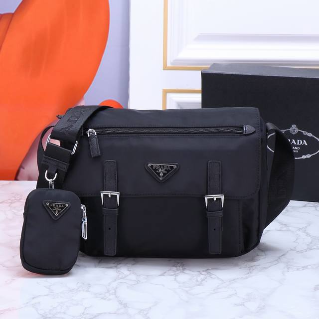 330 回货邮差包 这邮差包点缀有Saffiano皮革细节。饰有徽标和钢配件三角标元素，配有可调式织物肩带，肩带上配有可拆卸的小包，实在太爱了容量空间非常大，上