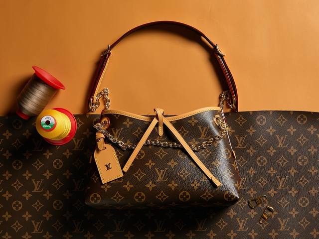 490 顶级质量 独家实拍 M13014 老花 本款Carryalbb Xph手袋取材Monogram帆布，为耀目链条点缀Monogram花卉，以潮流之姿点亮昼