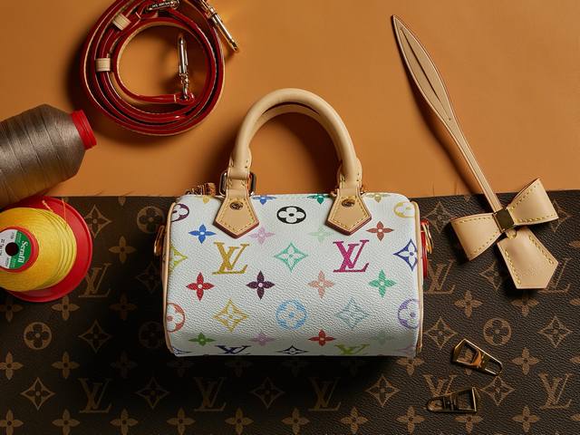 490 独家实拍 【Nano Speedy 手袋】M13391 白彩 M13406 黑彩(三彩-村上隆) 以经典改版的Monogram Hl帆布制成的Nano 490 独家实拍 【Nano Speedy 手袋】M13391 白彩 M13406 黑彩(三彩-村上隆) 以经典改版的Monogram Hl帆布制成的Nano