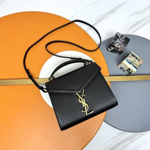 【##【原单20Cm】P￥750_迷你尺寸原厂皮版本鱼子酱纹手拎包！这个系列特别的设计就是它的旋转式金属扣，匠心设计工艺复杂程度非同一般；内部设有隔层分开形成两