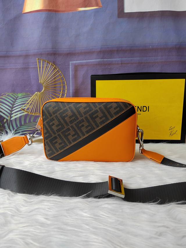 290 款号F7M0286橙黄色配咖啡，紧凑型单肩包，拉链开合，可调节拆卸斜挎肩带，饰有Ff图案，尺寸22Cm－15Cm－4.5Cm