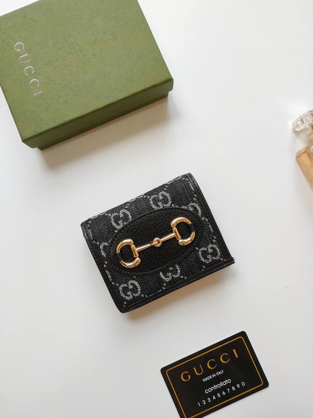 120这款由Gg Supreme高级人造帆布和牛皮皮革材质制成的Gucci 1955马衔扣卡包该系列采用与手袋一脉相承的双环和长条形设计这一细节灵感借鉴自品牌的