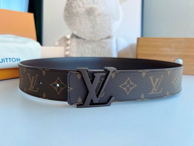 p200 路易威登男士腰带系列超越实用功能,为日常造型增添时尚气息。Monogram帆布.Damier帆布,牛皮革或现代科技材质实现经典设计和潮流新意。40毫米 p200 路易威登男士腰带系列超越实用功能,为日常造型增添时尚气息。Monogram帆布.Damier帆布,牛皮革或现代科技材质实现经典设计和潮流新意。40毫米