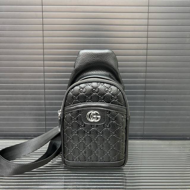 p130 Gucci 古奇 牛皮胸包 斜挎单肩包 男包 实物拍摄 原厂原版面料 配送防尘袋 17 X 28Cm。