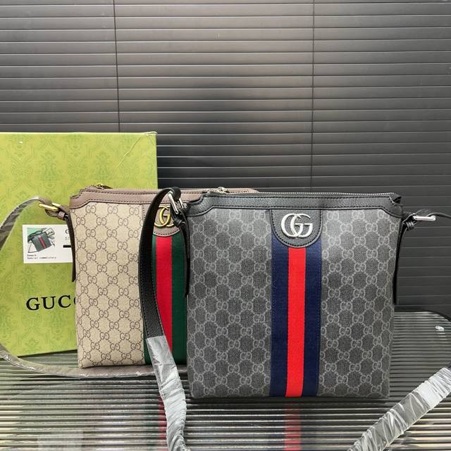 p220 Gucci 古奇 印花单肩包 男士斜挎包 休闲商务 采用精湛镶嵌细工 经典百搭 实物拍摄 原厂面料 高端品质 配送防尘袋 25 X 27 Cm。