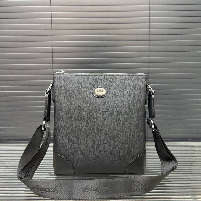 p290 Gucci 古奇 头层牛皮单肩包 男士斜挎包 休闲商务 采用精湛镶嵌细工 经典百搭 实物拍摄 原厂面料 高端品质 配送防尘袋 25 X 27 Cm。