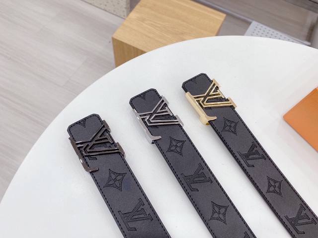 p 140路易威登为全球最大的高级时尚控股公司以传统手工设计和款式新颖誉满全球[强]此款采用纯牛皮名师制作 双面可用 [色]随心驾驭[奸笑](附带原版包装)宽度