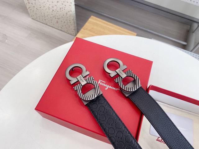 p 140（菲拉格慕）通用款 宽度：3.4Cm新款搭配新款大气精致扣头追求高端 头层牛皮底 双面可用 品味的体现Iphone实物实拍上身效果超好皮带腰带