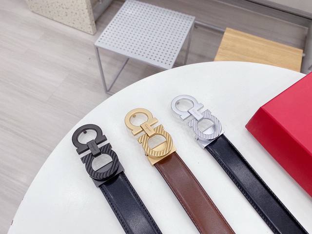 菲拉格慕 P240这款皮带是Ferragamo的经典配饰之一，高贵优雅，经典不衰。这款皮带配有经典Gancini扣饰，点缀品牌字母标识，别具匠心。皮带采用双面设