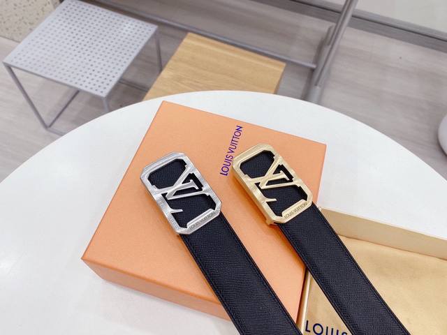 p 250路易威登 Lv 双面进口原版皮皮带采用双色设计，底部头层。精钢扣 不褪色 双色(金色 银色)随意搭配 带身宽度3.8Cm 打造出极其柔韧的触感。风格时
