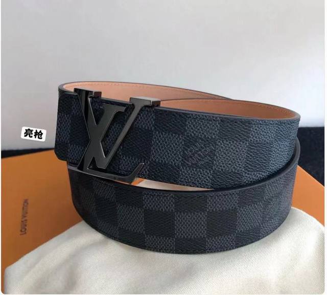 p200 宽度40Mm 路易威登经典棋盘格 腰带皮质很软手感超好 一眼爱系列又酷又低调自用 送人都是不错的选择