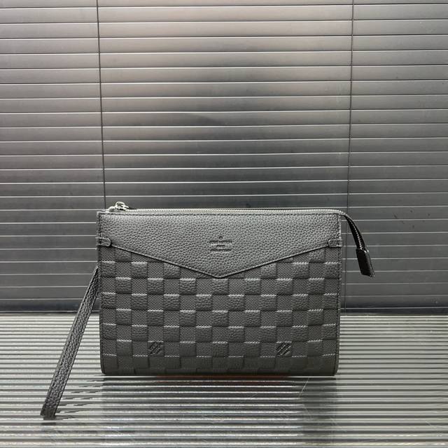 p180 Louisvuitton 路易威登 牛皮手拿包 手袋 手包 采用精湛镶嵌细工 实物拍摄 原厂原版面料 配送原版礼盒 17 X 27 Cm。