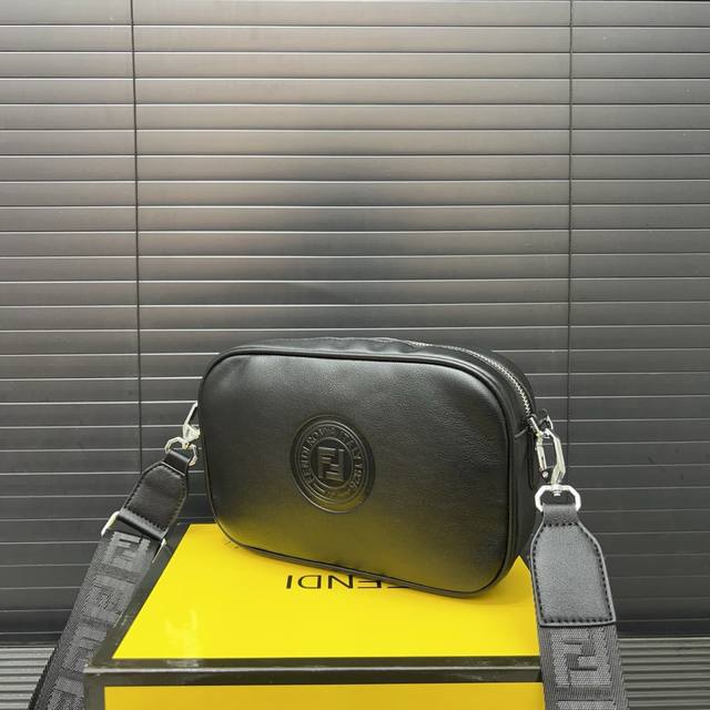 p150 Fendi 芬迪 压花相机包 单肩斜挎包 男女同款 经典百搭 实物拍摄 配送防尘袋 19 X 12Cm