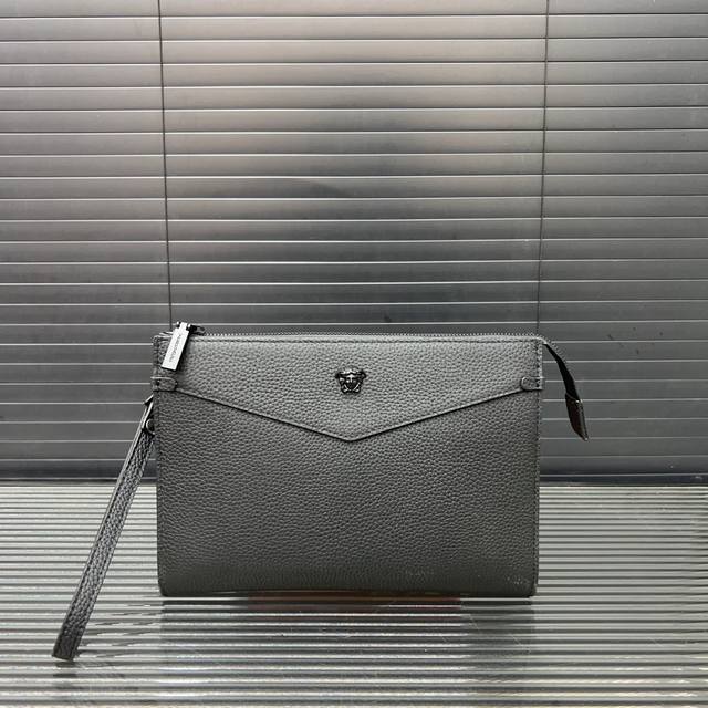 p180 Versace 范思哲 牛皮手拿包 手袋 手包 采用精湛镶嵌细工 实物拍摄 原厂原版面料 配送原版礼盒 17 X 27 Cm。