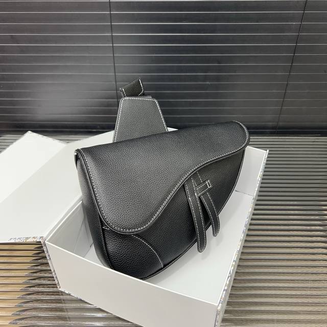 p210 Dior 迪奥 马鞍包 斜挎胸包 单肩背包 男女通用 明星单品 采用精湛镶嵌细工，经典百搭 实物拍摄 原厂原版面料 配送防尘袋 礼盒 26 X 19