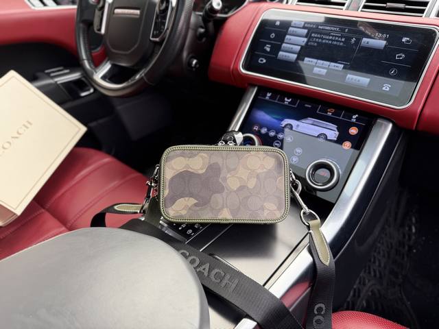 p200 高端货 新款 “ Coach ”蔻驰单肩包 Coach蔻驰相机包 Coach蔻驰 Charter 19 标志性迷彩印花拉链开合 涂层帆布 斜挎单肩包