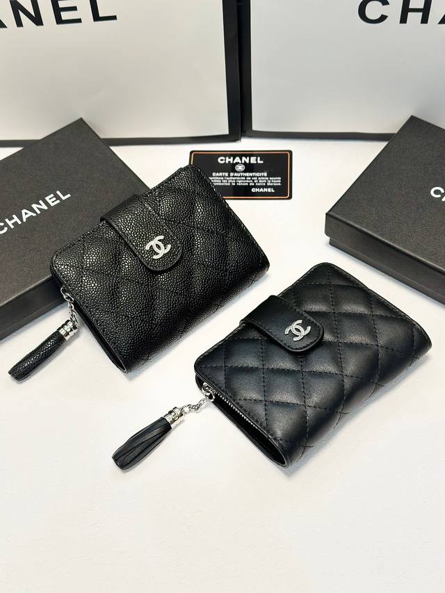 p140颜色 鱼子酱黑 羊皮黑尺寸 15X10香奈儿专柜新款火爆登场！采用头层小羊皮，做工精致， 媲美专柜！多功能小钱包，内隔丰富，超级实用