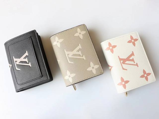 p160颜色 黑 白 灰尺寸 11X8.5M81927 用柔软的Monogram Unplant皮革更新的“Portefeuille Claire”。纹理美丽的