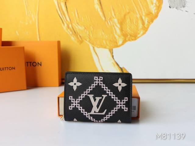 p160颜色 黑尺寸 11X8.5型号 81139这款CléA钱包是今季Monogram Empreinte Broderies系列的款式之一，以Monogra