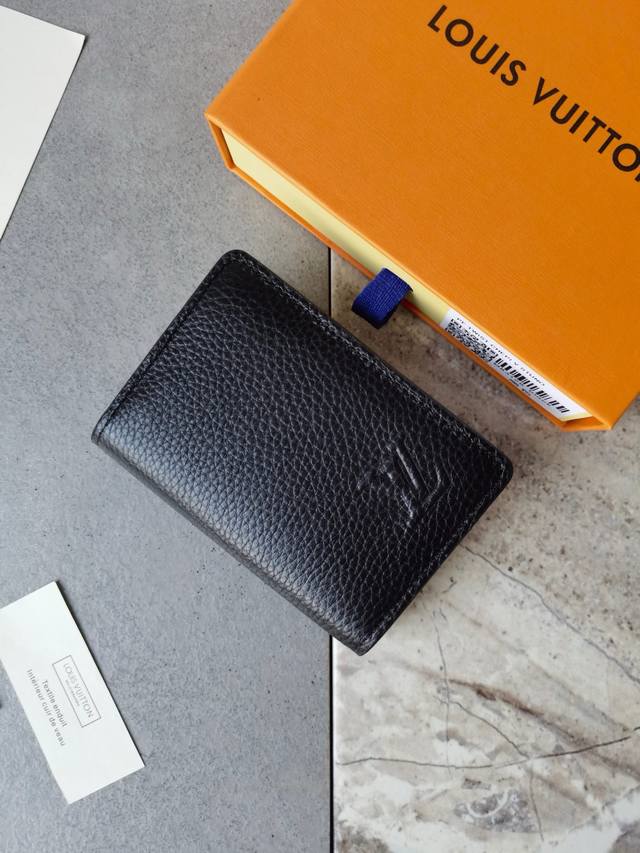 p110颜色 黑尺寸 11X7.5型号 M83130来自特别凸起的小腿的优质皮革使这款MilléSime版本的Pocket Organizer成为真正卓越的配件