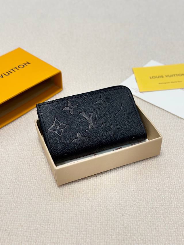 p110颜色 多色可选尺寸 11X7Damier 帆布小皮包可放零钱和钥匙，放入手袋或衣服口袋轻而易举。钥匙环，钥匙钩可以挂于大部分路易威登手袋配有的D形环上，