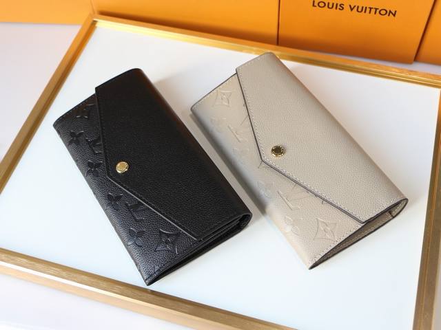 p140颜色 黑 卡其尺寸 19X10用压花加工实施了标志性的Monogram图Monogram·Anplanetleather的主体，用颗粒Leather的片