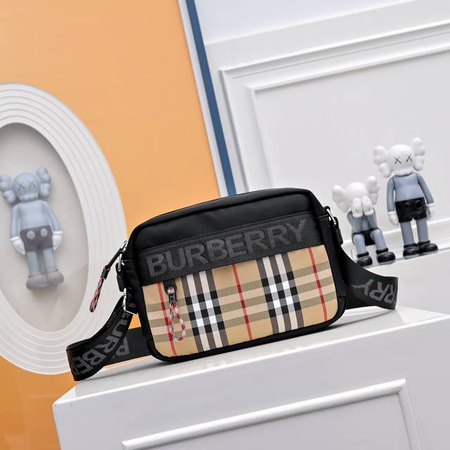 350 全套包装 原单巴宝莉Burberry男士专柜单肩包相机包 。专柜经典男士斜挎包 完美复刻 采用进口原版面料 配原版超高清五金Logo、专用帆布内里、专注