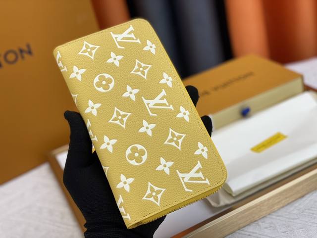 p160 原版 Spring In The City 系列 Zippy 钱夹邂逅 Monogram Empreinte 压纹软粒面皮革的清新意味，以经典全拉链设