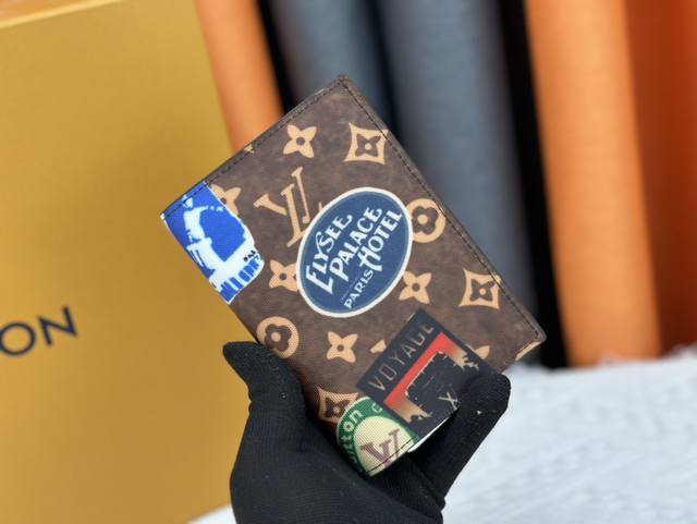 p130 钱包 M 83519 徽章 本款护照套取材 Monogram Surfin’ 涂层帆布，以缤纷热带印花交叠繁复图案，洋溢浓郁夏日气息。卡片夹层和开放式