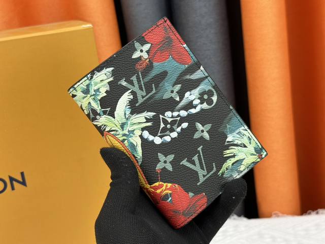p130 钱包 M83611 黑色 本款护照套取材 Monogram Surfin’ 涂层帆布，以缤纷热带印花交叠繁复图案，洋溢浓郁夏日气息。卡片夹层和开放式口