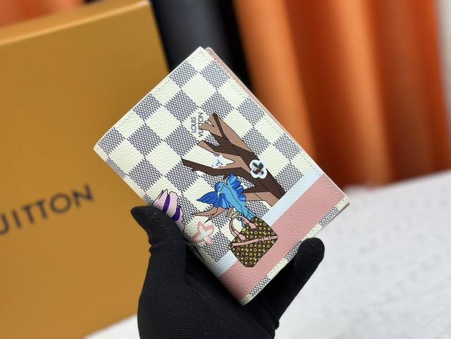 p130 钱包 原版【 实物拍摄 自家背景】M60410白格小鸟 护照夹 时尚出行的绝佳伴侣。质感奢华的粒纹小牛皮内衬，内部多隔层构造，风格经典的旅行配饰。将此