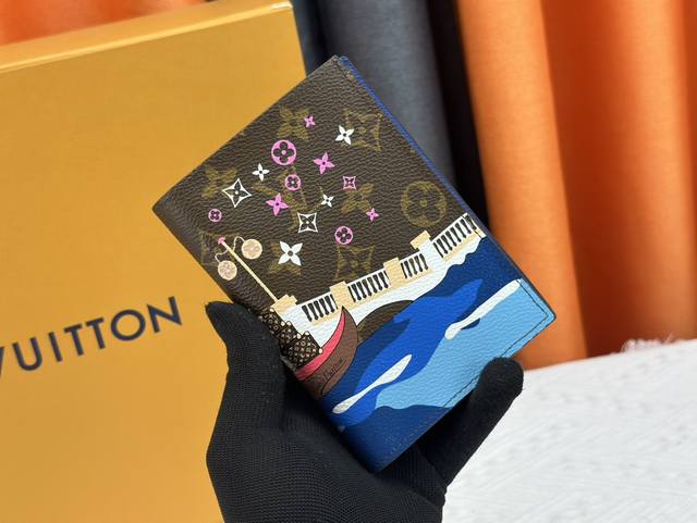 p130 钱包 原版【实物 拍摄 自家背景】M60410蓝色海洋 护照夹 时尚出行的绝佳伴侣。质感奢华的粒纹小牛皮内衬，内部多隔层构造，风格经典的旅行配饰。将此