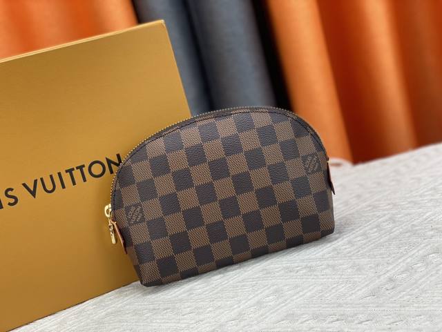 p130 【实物 拍摄 自家背景】M47515 化妆包(顶级仿原单)这款小巧的化妆包以Monogram 帆布制造,可轻易放入手袋内。圆形袋身配平面袋底的设计,方 p130 【实物 拍摄 自家背景】M47515 化妆包(顶级仿原单)这款小巧的化妆包以Monogram 帆布制造,可轻易放入手袋内。圆形袋身配平面袋底的设计,方