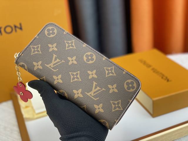 p130 M64201拉链钱夹，小巧紧凑但容量充盈，由精致耐用的帆布材质制成。亮色内衬与皮革拉链，尽显女性俏皮魅力。尺寸：19.5X9Cm