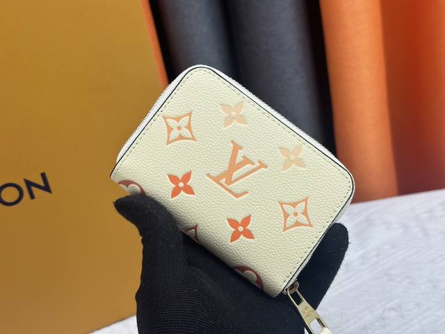 p130 M80408 特別版拉鏈零錢包 以Monogram Empreinte皮革打造，綴以漸變色Monogram壓花圖案，是2021夏季By The Poo