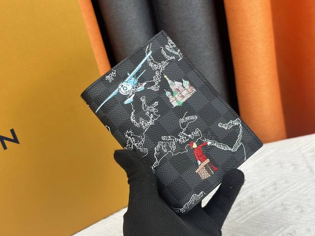 p130钱包原版【实物拍摄 自家背景】M60410黑格地图 护照夹 时尚出行的绝佳伴侣。质感奢华的粒纹小牛皮内衬，内部多隔层构造，风格经典的旅行配饰。将此款优雅