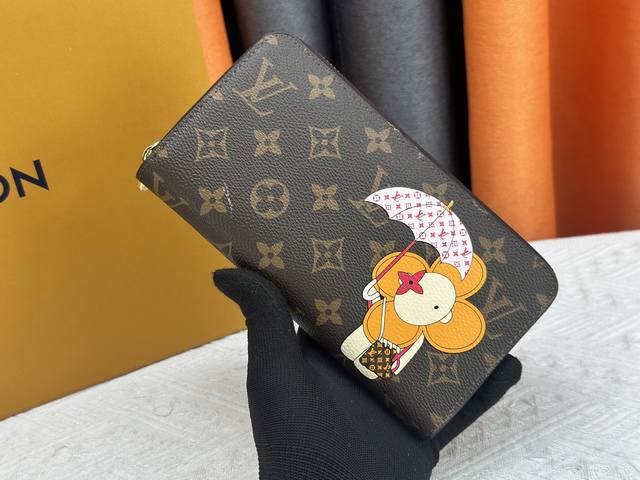 p140 钱包 M60017 雨伞M80857 M81544 这款值得珍藏的多功能拉链钱包以Monogram帆布制造，出自Vivienne Holidays 2
