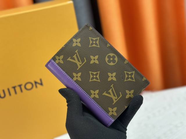 p130 钱包 原版【实物 拍摄 自家背景】M82867紫色 护照夹 时尚出行的绝佳伴侣。质感奢华的粒纹小牛皮内衬，内部多隔层构造，风格经典的旅行配饰。将此款优