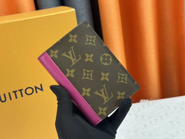 p130 钱包 原版【实物 拍摄 自家背景】M82867玫 护照夹 时尚出行的绝佳伴侣。质感奢华的粒纹小牛皮内衬，内部多隔层构造，风格经典的旅行配饰。将此款优雅