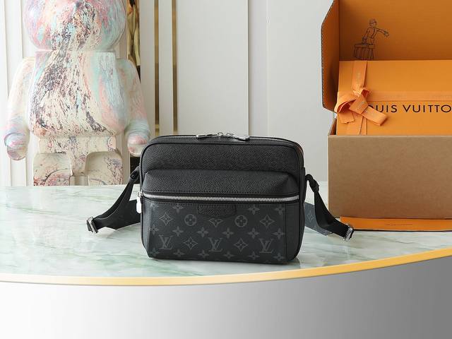 p550【顶级原单 独家实拍】M30233黑花 邮差包系列 Outdoor 邮差包路易威登以 Taga 皮革与 Monogram 帆布的交融迎接 2019 年春