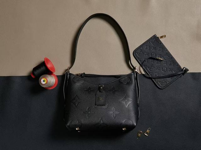 批720顶级原单 定制款进口头层牛皮，钢扣五金 本款 Carryall 小号手袋选用 Monogram Empreinte 压纹皮革，搭配稳妥开合、考究内里和可