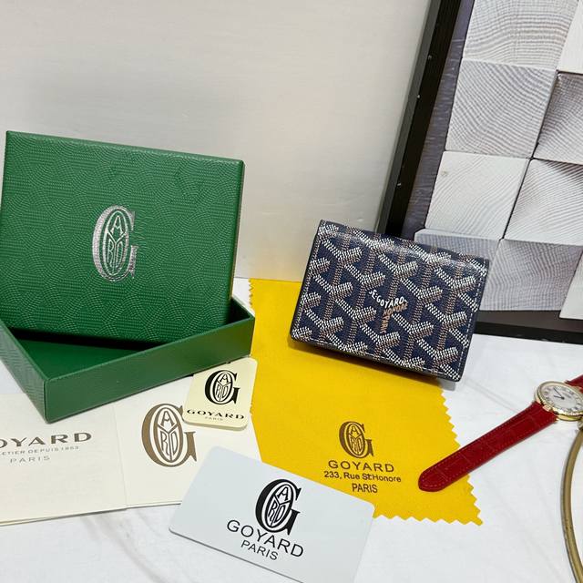 140 戈雅Malhesherbes 卡夹非常适合商务用途,其布局设计将名片存放在其主隔层中。它还有一个卡袋,可确保快速地找到您的卡片。 款号: 98512 颜 140 戈雅Malhesherbes 卡夹非常适合商务用途,其布局设计将名片存放在其主隔层中。它还有一个卡袋,可确保快速地找到您的卡片。 款号: 98512 颜