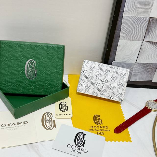 140 戈雅Malhesherbes 卡夹非常适合商务用途，其布局设计将名片存放在其主隔层中。它还有一个卡袋，可确保快速地找到您的卡片。 款号: 98512 颜