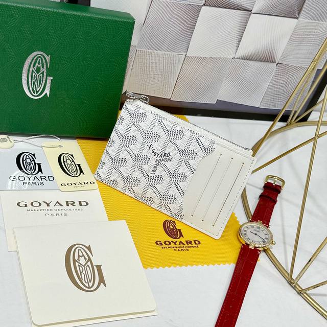 140 戈雅Bourbon 拉链卡夹兼具轻便性和功能性，设有 3 个卡槽、一个贴袋和一个拉链口袋，可安全存放零钱。其紧凑的形状使其可以轻松放入口袋或包中。 款号