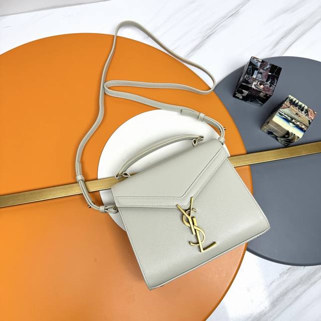 ##【原单20Cm】 P￥750.#_迷你尺寸原厂皮版本鱼子酱纹手拎包！这个系列特别的设计就是它的旋转式金属扣，匠心设计工艺复杂程度非同一般；内部设有隔层分开形