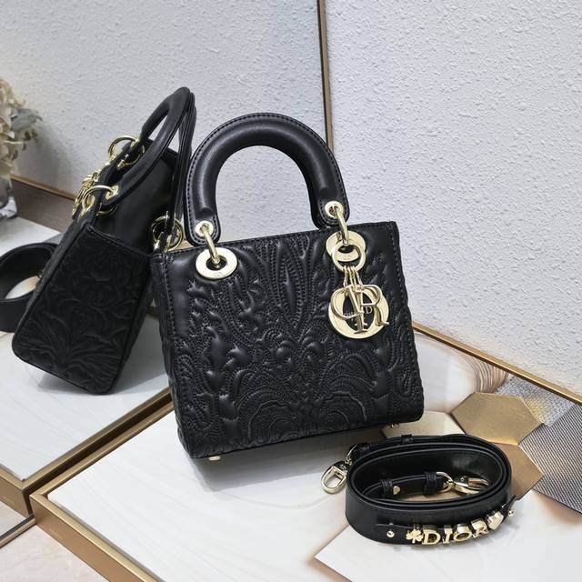 新款270 Lady Dior 四格浮雕白色，以藤格纹缉面线打造醒目的绗缝细节，饰以 Ornamental 图案，彰显安达卢西亚巴洛克风情和个性风范，时髦典雅的